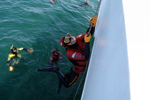 ロープ登りをする潜水士